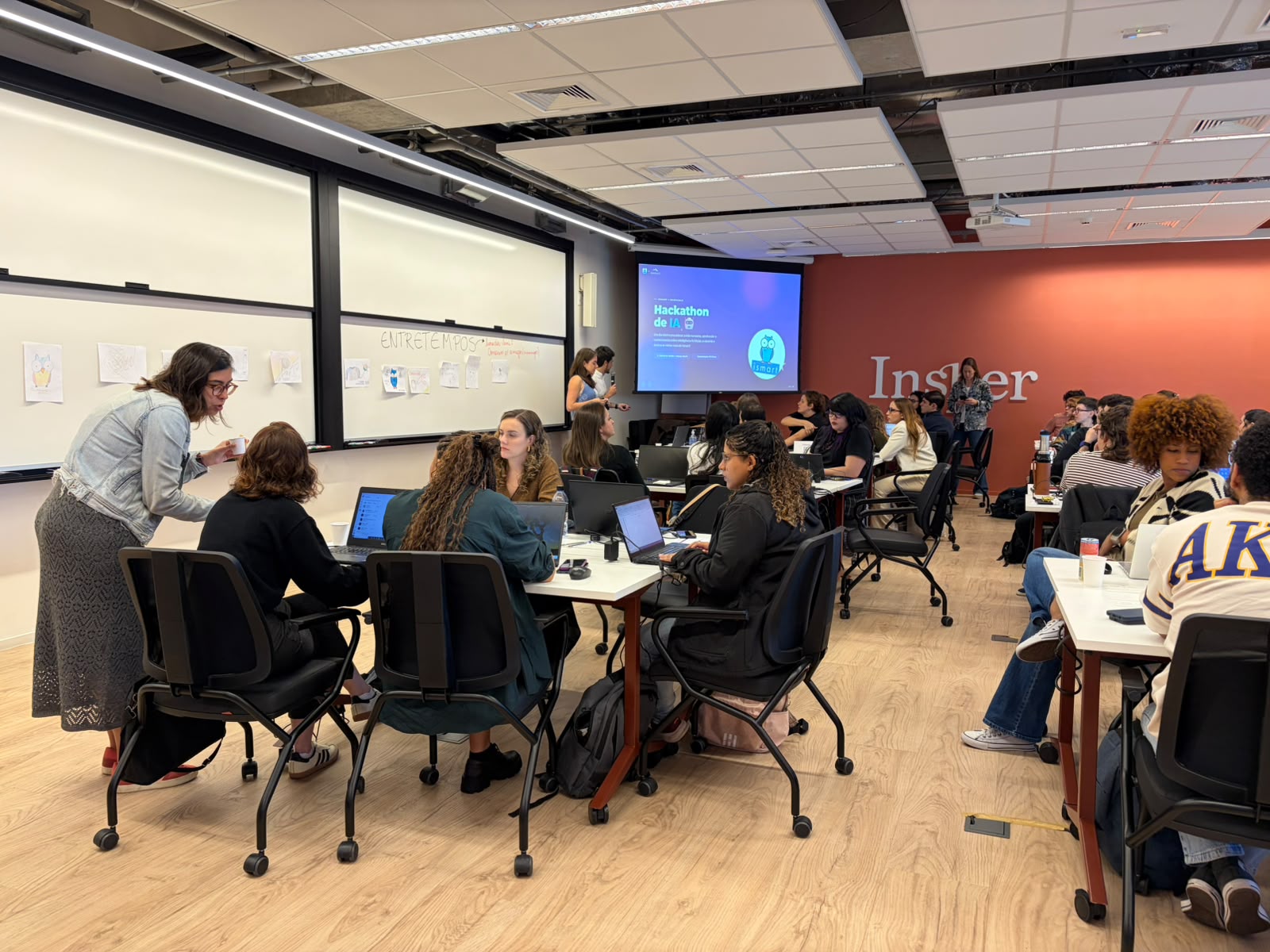 Hackathon de IA no Ismart com times construindo soluções em laptops