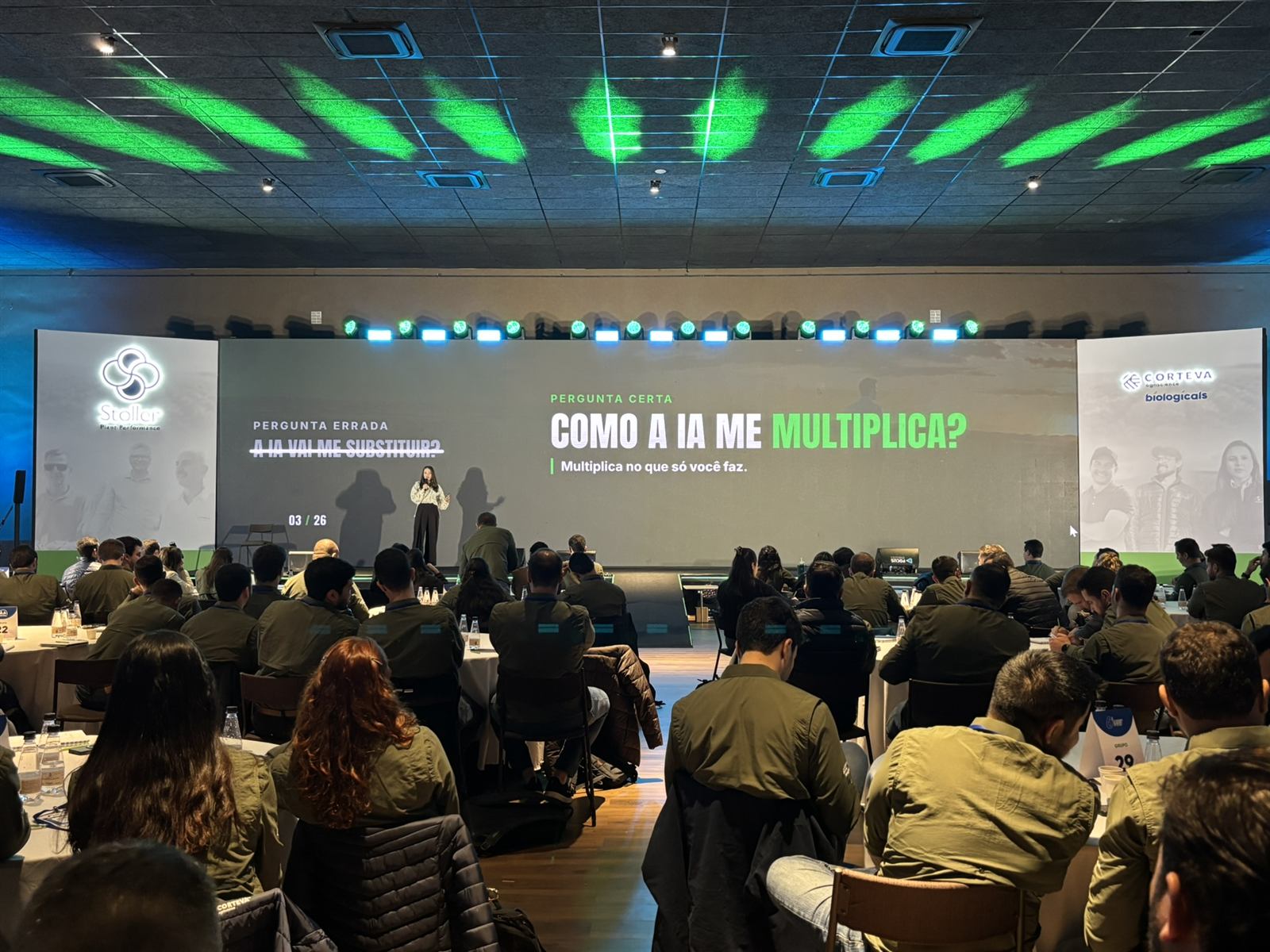 Bruna Santanna no palco da convenção da Stoller, com o slide Como a IA me multiplica diante de centenas de pessoas